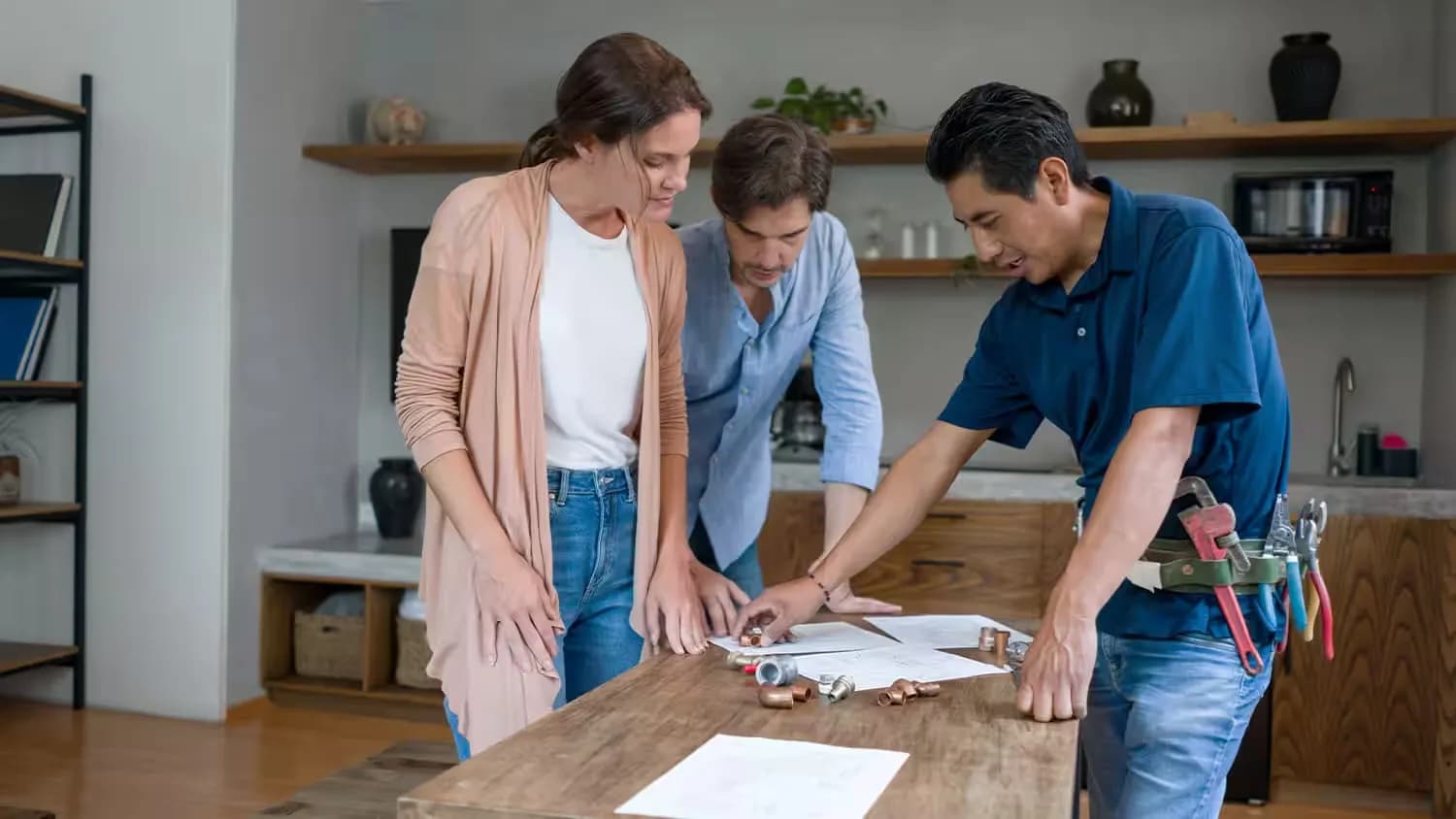 Arquitectos y contratistas revisando planos de remodelación